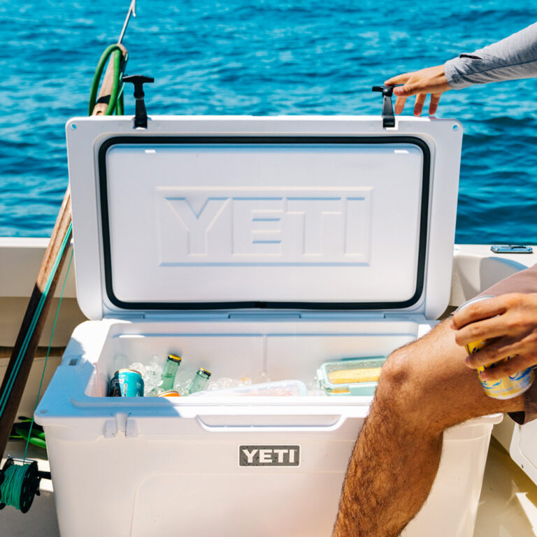 Tundra_35_Hard_Cooler_Product_Overview_Image_Interlock_Lid_Coldlock_Casket-1x
