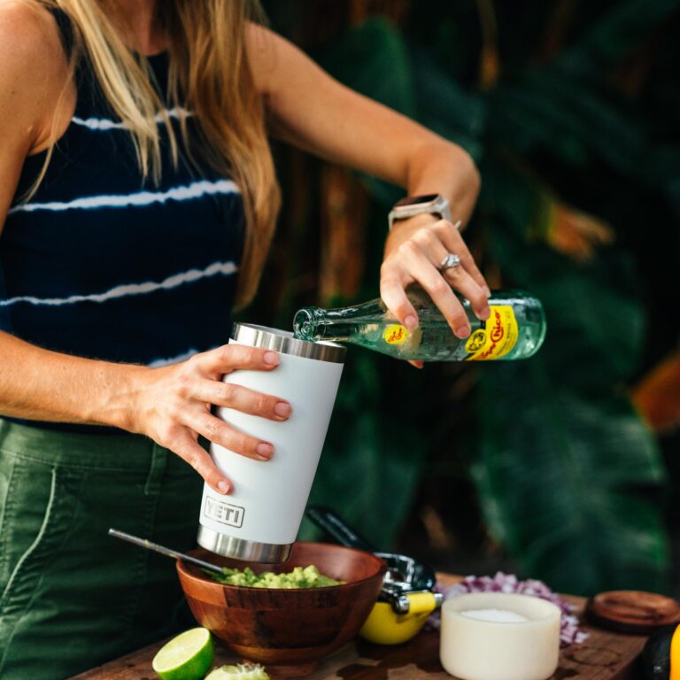240075_PDP_StPaddys_Product_Overview_white_Tumbler_P1