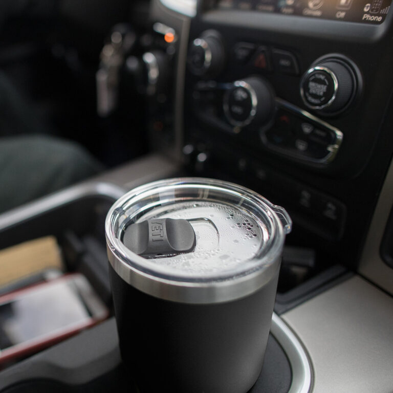 R30_Tumbler_Drinkware_Product_Overview_Image_Magnets-1x